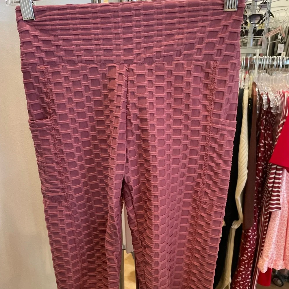 super trendy butt lift leggings! super comfy and has pockets! - Picture 4 of 4
